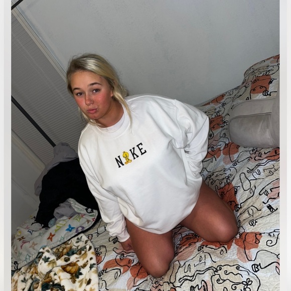 custom crewneck with tweety bird - Picture 2 of 2